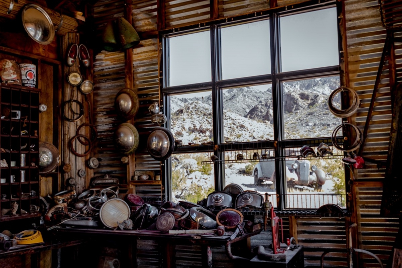 cordonnerie-LA GARDE-min_shop_window_part_junk_abandoned-138873